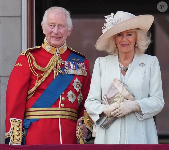 Le roi Charles III d'Angleterre et Camilla Parker Bowles, reine consort d'Angleterre - Les membres de la famille royale britannique au balcon du Palais de Buckingham lors de la parade militaire "Trooping the Colour" à Londres, Royaume Uni, le 15 juin 2024. © Julien Burton/Bestimage