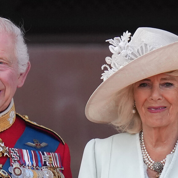 Le roi Charles III d'Angleterre et Camilla Parker Bowles, reine consort d'Angleterre - Les membres de la famille royale britannique au balcon du Palais de Buckingham lors de la parade militaire "Trooping the Colour" à Londres, Royaume Uni, le 15 juin 2024. © Julien Burton/Bestimage