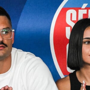 Désormais, Florent Manaudou est en couple avec l'étudiante en commerce, Lola Dumenil
 
Florent Manaudou et sa nouvelle compagne Lola Dumenil dans les tribunes lors des Championnats de France de natation à Chartres le 18 Juin 2024. © Matthieu Mirville/Bestimage