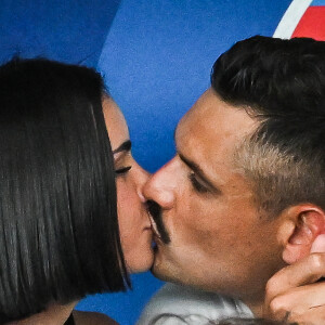 Florent Manaudou et sa nouvelle compagne Lola Dumenil dans les tribunes lors des Championnats de France de natation à Chartres le 18 Juin 2024. © Matthieu Mirville/Bestimage