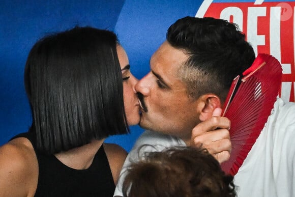 Florent Manaudou et sa nouvelle compagne Lola Dumenil dans les tribunes lors des Championnats de France de natation à Chartres le 18 Juin 2024. © Matthieu Mirville/Bestimage