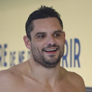 Florent Manaudou en couple avec trois sublimes femmes
 
Florent Manaudou, l'un des plus beaux palmarès de la natation française, vient à la rencontre des enfants pour un moment de partage, en présence de Pierre Rabadan, adjoint à la Maire de Paris en chargé du sport, des Jeux Olympiques et Paralympiques et de la Seine. © Michael Baucher / Panoramic / Bestimage