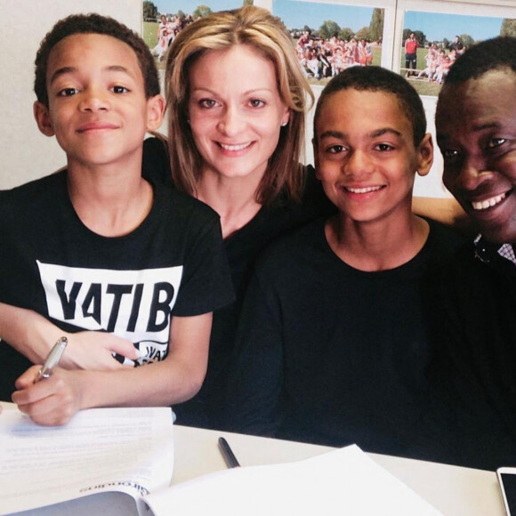 La star de Sept à Huit (TF1) a heureusement gardé auprès d'elle son deuxième fils Lamine, qui s'est quant à lui tourné vers une voie très différente. "Il est élève à l'École hôtelière de Lausanne".
Exclusif - Audrey Crespo-Mara, son mari Aliou Mara, leurs fils Sékou (2002) et Lamine (2005) le 26 avril 2015 à Bordeaux. Audrey Crespo-Mara, son fils Sekou Mara, après avoir fait ses armes chez les Girondins de Bordeaux jusqu'en 2022 joue actuellement à Southampton et est sélectionné chez les Espoirs en France.
