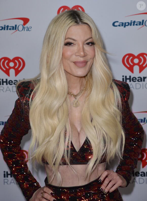 Tori Spelling s'est exprimé rapidement en story, la douleur étant apparemment trop grande : "Je n'ai pas encore les mots pour parler... mais NOUS savions et c'est ce qui compte".
Tori Spelling à la soirée iHeartRadio au Kia Forum à Los Angeles, le 1er décembre 2023
