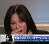 Dans l'un des épisodes relayé en juin, Shannen Doherty avait révélé qu'elle allait entreprendre une nouvelle chimiothérapie.
Shannen Doherty s'éffondre en larmes alors qu'elle annonce la rechute de son cancer du sein stade 4 dans une interview de Good Morning America Elle a déjà surmonté une première lutte contre la maladie, survenue en 2015.