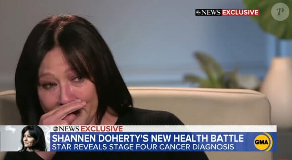 Dans l'un des épisodes relayé en juin, Shannen Doherty avait révélé qu'elle allait entreprendre une nouvelle chimiothérapie.
Shannen Doherty s'éffondre en larmes alors qu'elle annonce la rechute de son cancer du sein stade 4 dans une interview de Good Morning America Elle a déjà surmonté une première lutte contre la maladie, survenue en 2015.