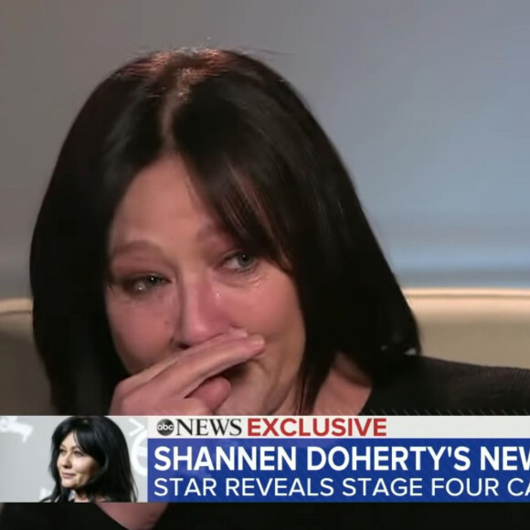 Dans l'un des épisodes relayé en juin, Shannen Doherty avait révélé qu'elle allait entreprendre une nouvelle chimiothérapie.
Shannen Doherty s'éffondre en larmes alors qu'elle annonce la rechute de son cancer du sein stade 4 dans une interview de Good Morning America Elle a déjà surmonté une première lutte contre la maladie, survenue en 2015.