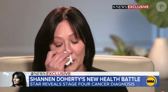 Et d'ajouter : "Je ne sais pas si ce sera trois mois, six mois, ou si après trois mois, si ça ne marche pas, je devrais de nouveau changer de traitement."
Shannen Doherty s'éffondre en larmes alors qu'elle annonce la rechute de son cancer du sein stade 4 dans une interview de Good Morning America Elle a déjà surmonté une première lutte contre la maladie, survenue en 2015.