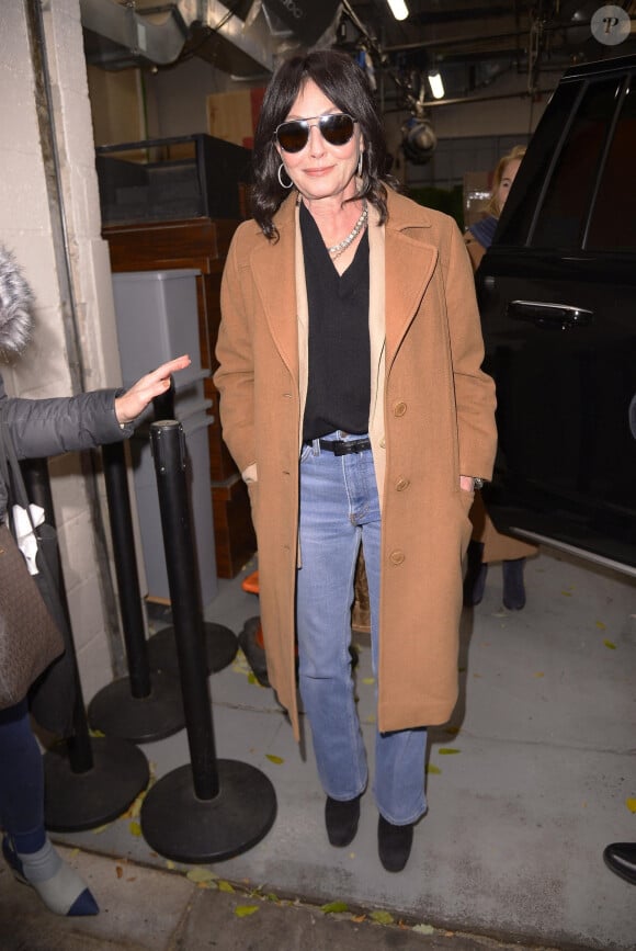 Se voulant transparente quant à son état de santé, l'actrice avait lancé un podcast intitulé "Let's Be Clear With Shannen Doherty" (Soyons clairs avec Shannen Doherty ndlr) pour l'évoquer.
New York City, NY - Shannen Doherty, l'actrice bien-aimée connue pour son rôle emblématique de Brenda Walsh dans la série à succès "Beverly Hills, 90210", s'est associée à iHeartPodcasts, l'éditeur de podcasts numéro 1 au monde selon Podtrac, pour un podcast très attendu intitulé "Let's Be Clear" (Soyons clairs).