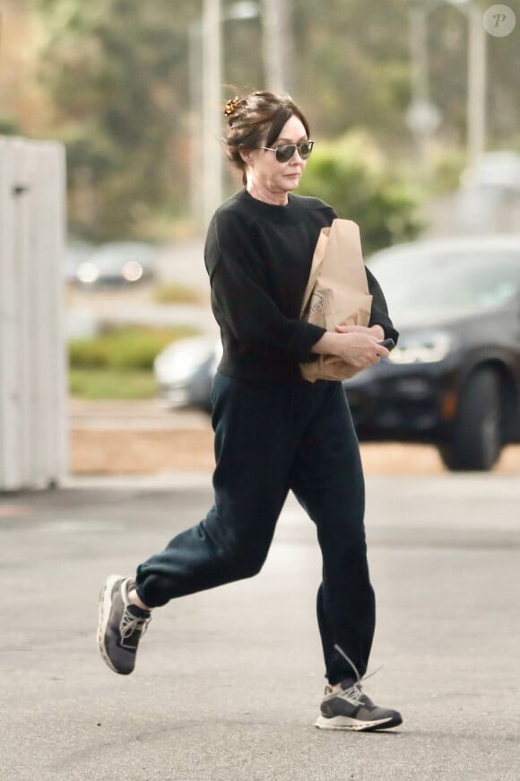 Exclusif - Shannen Doherty quitte une pharmacie à Malibu le 1er décembre 2022.