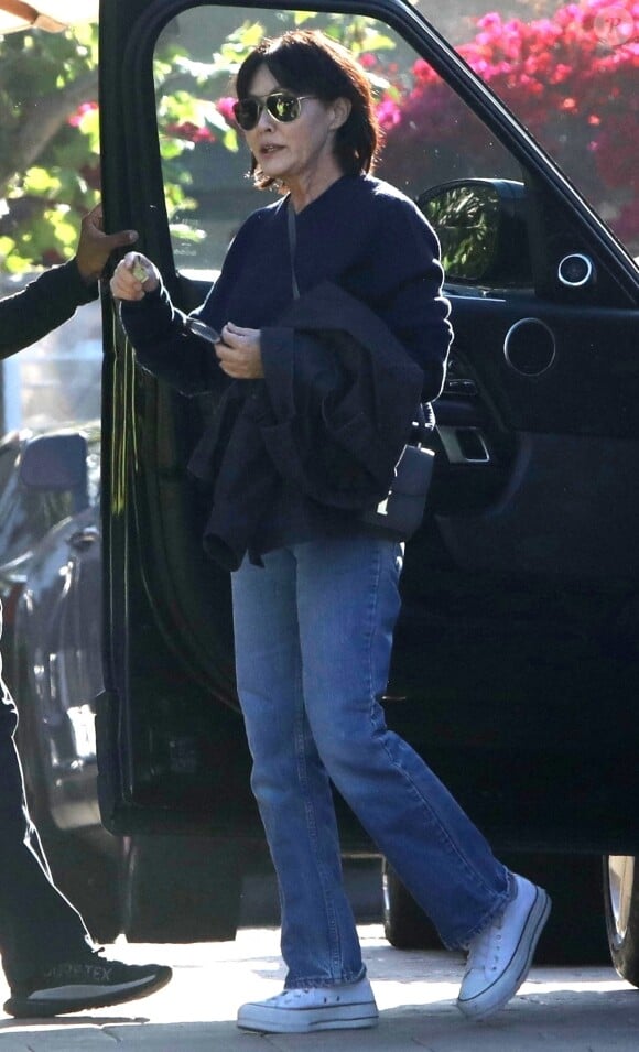 Malibu, CA - EXCLUSIF - Shannen Doherty vue pour la première fois après l'annonce de son divorce avec son mari. C'est aussi la première fois qu'on la voit après de longues journées à l'hôpital pour combattre un cancer de stade , alors qu'elle sortait avec sa mère pour dîner au restaurant Zoho.