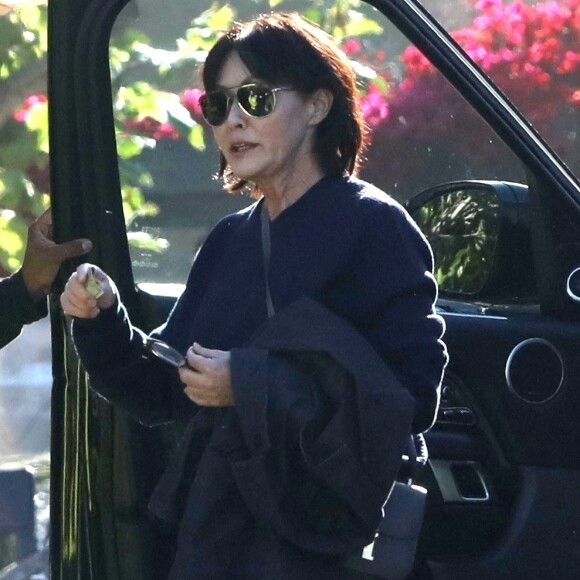 Malibu, CA - EXCLUSIF - Shannen Doherty vue pour la première fois après l'annonce de son divorce avec son mari. C'est aussi la première fois qu'on la voit après de longues journées à l'hôpital pour combattre un cancer de stade , alors qu'elle sortait avec sa mère pour dîner au restaurant Zoho.