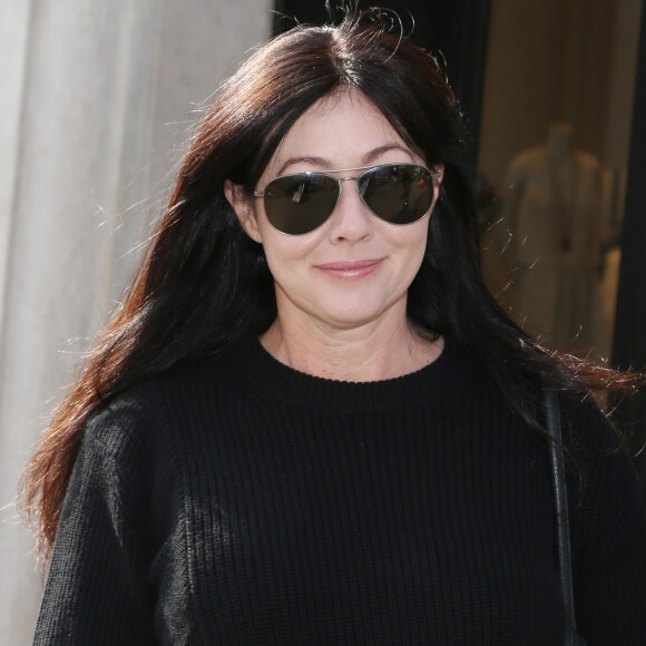 Exclusif - Shannen Doherty - Les acteurs de la série "Buffy contre les Vampires" quittent l'hôtel de Sers à Paris le 18 mars 2016. Ils sont attendus à la convention "Witches VS Vampires"qui se déroulera les 19 et 20 mars 2016 à Paris. © Denis Guignebourg / Bestimage 
