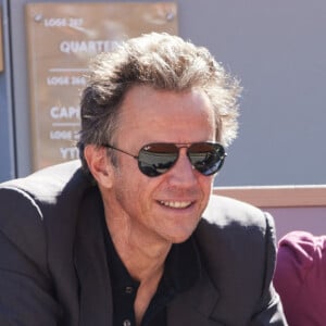 Anne-Sophie Lapix et son mari Arthur Sadoun - Célébrités dans les tribunes des Internationaux de France de tennis de Roland Garros 2024 à Paris le 7 juin 2024. © Jacovides-Moreau/Bestimage