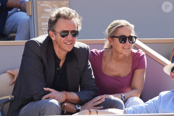 Anne-Sophie Lapix et son mari Arthur Sadoun - Célébrités dans les tribunes des Internationaux de France de tennis de Roland Garros 2024 à Paris le 7 juin 2024. © Jacovides-Moreau/Bestimage