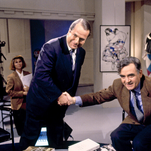 En France, à Paris, de gauche à droite, Paul-Loup Sulitzer et Bernard Pivot se serrant la main. Septembre 1991. © Jean-Jacques Descamps via Bestimage