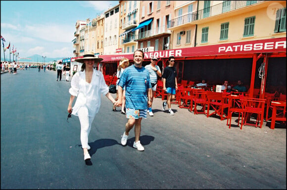 Paul-Loup Sulitzer et sa femme Delphine Jacobson à Saint-Tropez en juin 1993