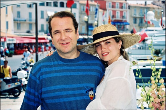 Et qui a connu des années fastes, notamment du temps de son mariage avec Delphine...Paul-Loup Sulitzer et sa femme Delphine Jacobson à Saint-Tropez en juin 1993