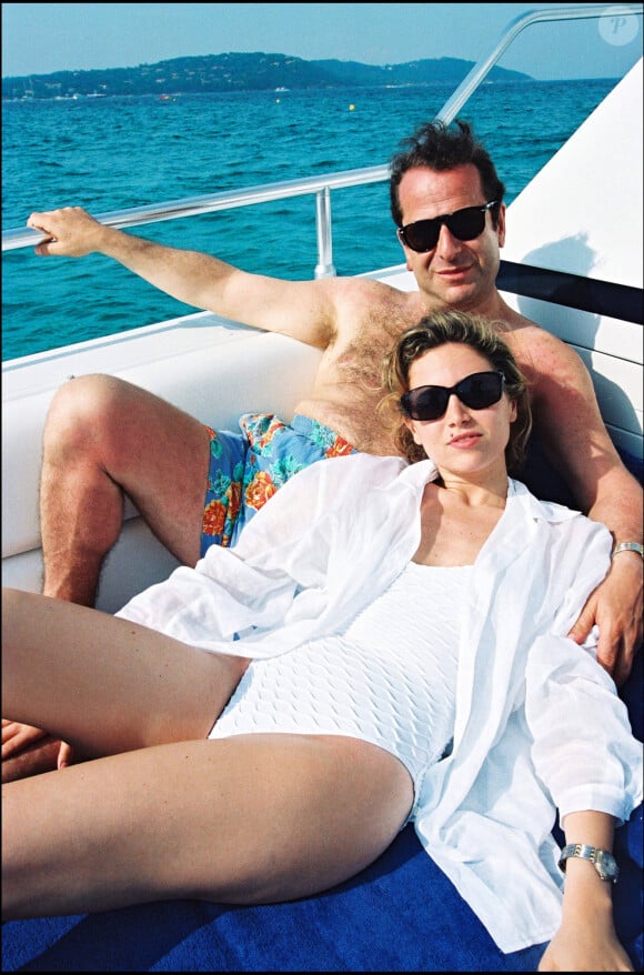 Paul-Loup Sulitzer et sa femme Delphine Jacobson à Saint-Tropez en juin 1993