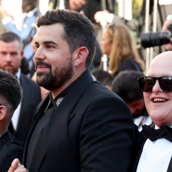 Clovis Cornillac, Artus, Alice Belaidi et l'équipe du film "Un p'tit truc en plus" - Montée des marches du film " Le comte de Monte-Cristo " lors du 77ème Festival International du Film de Cannes, au Palais des Festivals à Cannes. Le 22 mai 2024 © Jacovides-Moreau / Bestimage 