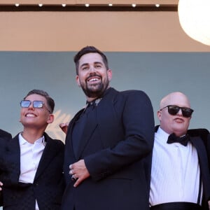 Clovis Cornillac, Artus, Marc Riso et l'équipe du film "Un p'tit truc en plus" - Montée des marches du film " Le comte de Monte-Cristo " lors du 77ème Festival International du Film de Cannes, au Palais des Festivals à Cannes. Le 22 mai 2024 © Jacovides-Moreau / Bestimage 