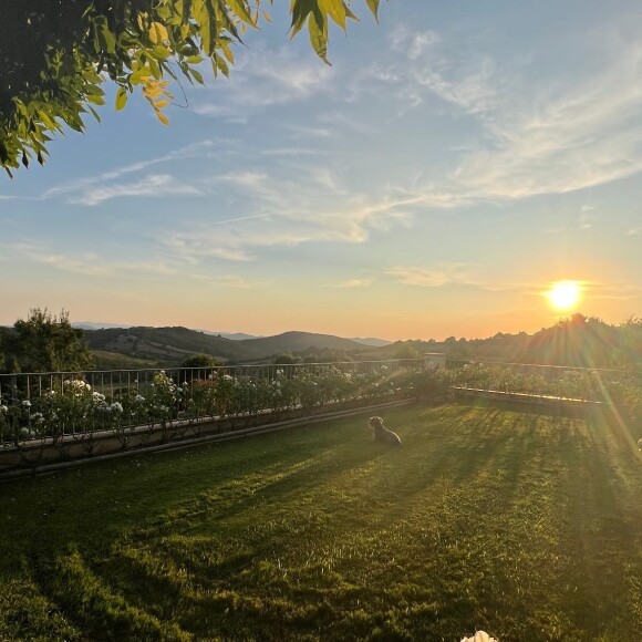 Le lieu est à couper le souffle, au coeur de la campagne bercée par le chant des cigales
Anthony Delon en vacances avec ses filles Loup et Liv en Toscane en Italie