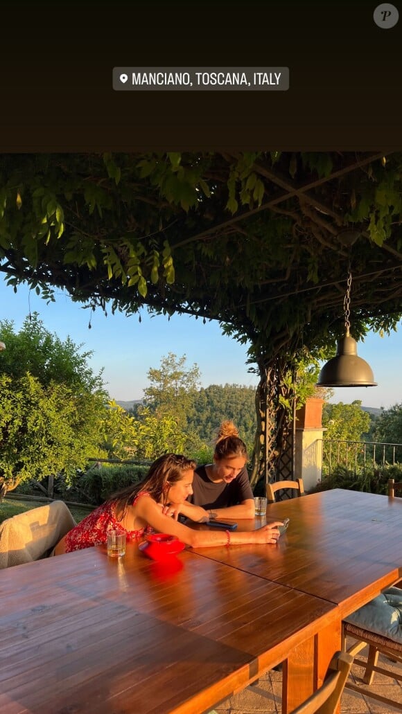 Anthony Delon fait partie des privilégiés qui peuvent séjourner sur place et profiter de la quiétude de l'endroit et des magnifiques couchers de soleil
Anthony Delon en vacances avec ses filles Loup et Liv en Toscane en Italie