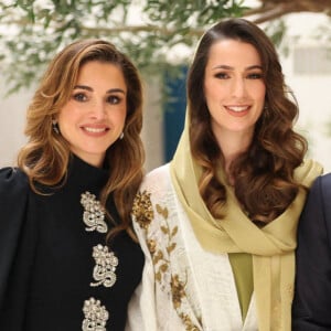 La reine Rania de Jordanie sera grand-mère dans les prochains jours
La reine Rania, Rajwa Khaled bin Musaed bin Saif bin Abdulaziz Al Saif - La famille royale de Jordanie lors de l'annonce officielle des fiançailles du prince Hussein de Jordanie à Riyad. 