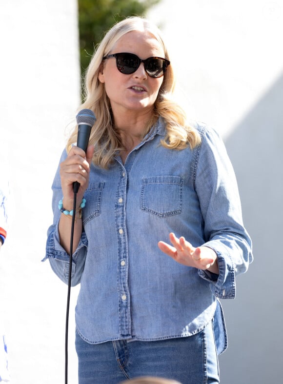 En France, cette maladie chronique rare touche environ 8,2 personnes pour 100 000, soit 5 000 à 6 000 personnes. 
La princesse Mette-Marit de Norvège - Le prince Haakon de Norvège participe à un match de football amical avec ses enfants à Asker le 29 mai 2024.