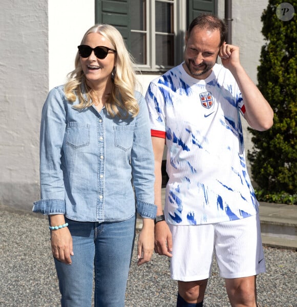 La princesse Mette-Marit de Norvège - Le prince Haakon de Norvège participe à un match de football amical avec ses enfants à Asker le 29 mai 2024.