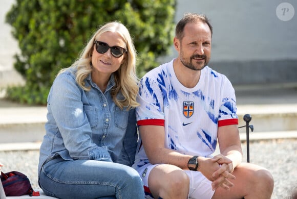 La princesse Mette-Marit de Norvège - Le prince Haakon de Norvège participe à un match de football amical avec ses enfants à Asker le 29 mai 2024.