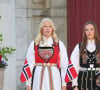 Unis, les futurs monarques de Norvège doivent hélas faire face à la maladie. 
Le chien Molly, La princesse Mette-Marit de Norvège, La princesse Ingrid Alexandra de Norvège, Le prince Haakon de Norvège - La famille royale norvégienne, en costume traditionnel, assiste au début de la parade des enfants devant la villa Skaugum à Asker, à l'occasion de la fête nationale, le 17 mai 2024.