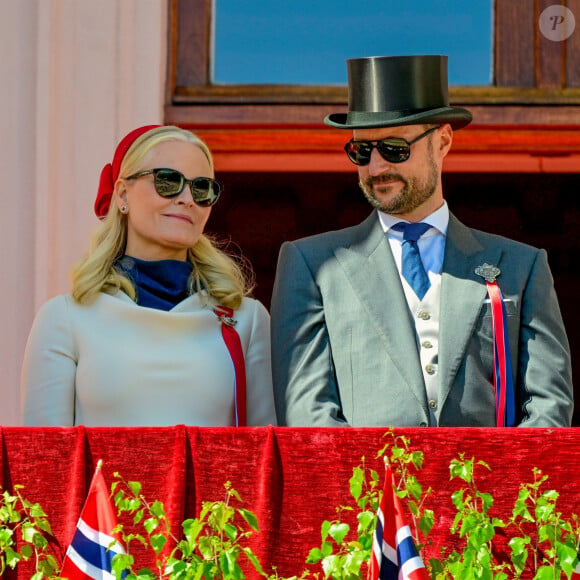 Ensemble, ils ont deux enfants : la princesse Ingrid Alexandra, née en 2004, et le prince Sverre Magnus, né en 2005.
La princesse Mette-Marit de Norvège, Le prince Haakon de Norvège - La famille royale norvégienne assiste au défilé des enfants au balcon du château royal, lors de la fête nationale norvégienne à Oslo, le 17 mai 2024.