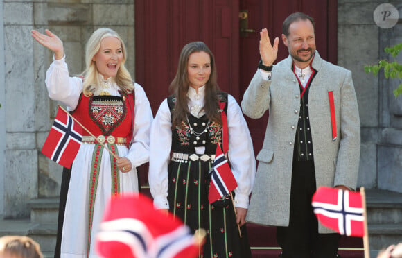 Le prince Haakon, la princesse Mette-Marit et la princesse Ingrid Alexandra accueillent le défilé des enfants d'Asker à l'occasion des célébrations de la fête nationale norvégienne 2024 au manoir Skaugum à Asker, près d'Oslo, en Norvège