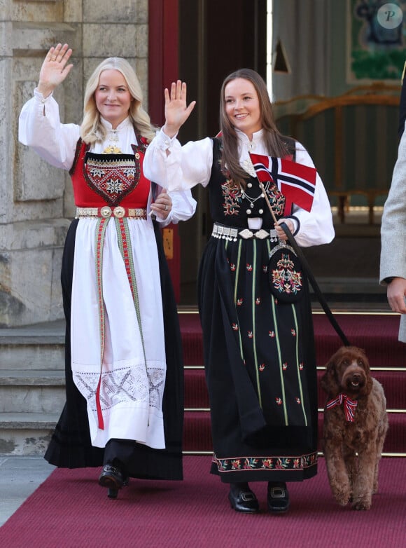 Le prince Haakon, la princesse Mette-Marit et la princesse Ingrid Alexandra accueillent le défilé des enfants d'Asker à l'occasion des célébrations de la fête nationale norvégienne 2024 au manoir Skaugum à Asker, près d'Oslo, en Norvège