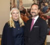 Le prince Haakon et la princesse Mette-Marit de Norvège sont mariés depuis plusieurs décénnies maintenant. 
Le prince Haakon et la princesse Mette-Marit de Norvège visitent le mémorial du mur de Berlin, à l'occasion de la commémoration du 34ème anniversaire de la chute du mur de Berlin dans le cadre de la visite officielle du couple prince héritier norvégien en Allemagne.