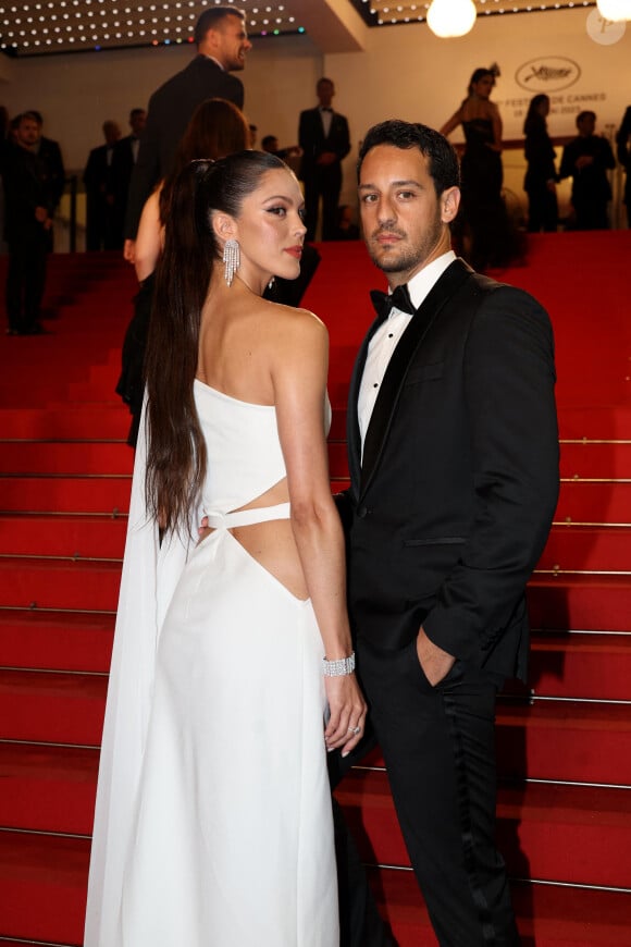 "Je ne m'attendais pas à être autant triste. Ce sont des pleurs de décharge, de deuil. J'ai vraiment beaucoup pleuré".
Iris Mittenaere et son fiancé Diego El Glaoui - Montée des marches du film " Le retour (Homecoming) " lors du 76ème Festival International du Film de Cannes, au Palais des Festivals à Cannes. Le 17 mai 2023 © Jacovides-Moreau / Bestimage 