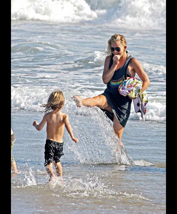 Goldie Hawn s'amuse avec un de ses petit-fils à Malibu en août 2008
