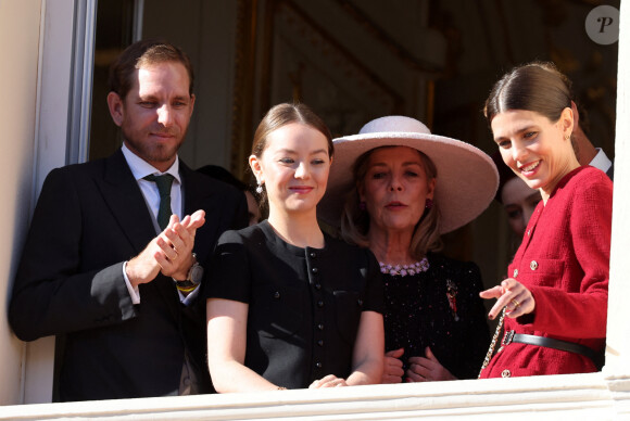 Une complicité à toute épreuve !
La princesse Caroline de Hanovre et ses enfants Andrea Casiraghi, la princesse Alexandra de Hanovre et Charlotte Casiraghi - La famille princière de Monaco au balcon du palais, à l'occasion de la Fête Nationale de Monaco. Le 19 novembre 2023 © Dominique Jacovides-Bruno Bebert / Bestimage 