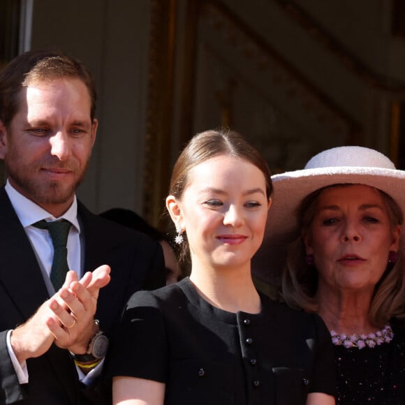 Une complicité à toute épreuve !
La princesse Caroline de Hanovre et ses enfants Andrea Casiraghi, la princesse Alexandra de Hanovre et Charlotte Casiraghi - La famille princière de Monaco au balcon du palais, à l'occasion de la Fête Nationale de Monaco. Le 19 novembre 2023 © Dominique Jacovides-Bruno Bebert / Bestimage 