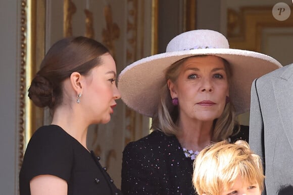 "Mes belles-soeurs, mes soeurs, ou ma mère ont toutes un style incroyable et aiment s'habiller, donc je ne manque jamais d'inspiration" expliquait-elle.
La princesse Alexandra de Hanovre, sa mère la princesse Caroline de Hanovre - La famille princière de Monaco au balcon du palais, à l'occasion de la Fête Nationale de Monaco. Le 19 novembre 2023 © Dominique Jacovides-Bruno Bebert / Bestimage 