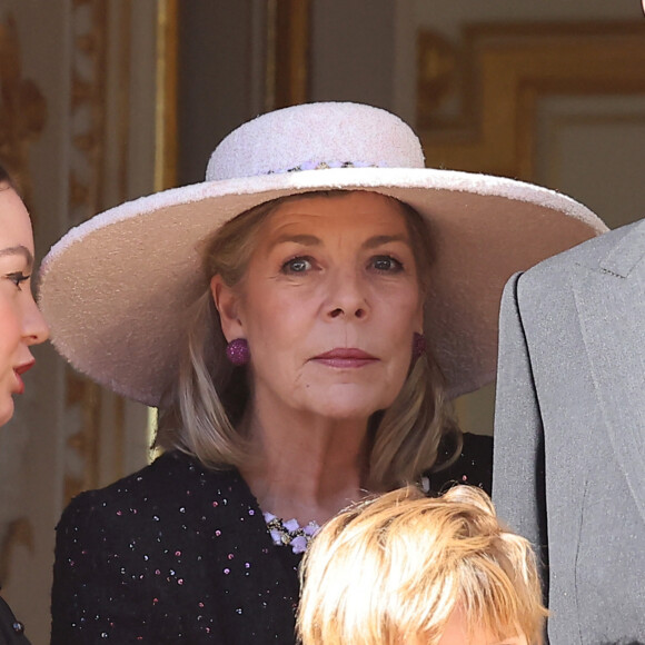 "Mes belles-soeurs, mes soeurs, ou ma mère ont toutes un style incroyable et aiment s'habiller, donc je ne manque jamais d'inspiration" expliquait-elle.
La princesse Alexandra de Hanovre, sa mère la princesse Caroline de Hanovre - La famille princière de Monaco au balcon du palais, à l'occasion de la Fête Nationale de Monaco. Le 19 novembre 2023 © Dominique Jacovides-Bruno Bebert / Bestimage 