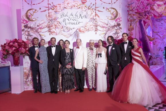 Pierre Casiraghi, Beatrice Borromeo (robe longue en soie brodée bleu Dior), Andrea Casiraghi, Tatiana Santo Domingo, La princesse Caroline de Hanovre, le prince Albert II de Monaco, Christian Louboutin (directeur artistique du bal 2022 avec le thème Les années 20, le retour), Charlotte Casiraghi, Dimitri Rassam et la princesse Alexandra de Hanovre, Ben Sylvester Strautmann lors du Bal de la Rose 2022 au Sporting Club de Monaco en faveur de la Fondation Princesse Grace le 8 juillet 2022. La princesse Caroline, fille aînée de la défunte princesse Grace, en est la présidente. Le Bal de la Rose, créé par la princesse Grace de Monaco en 1954, fait son grand retour en 2022, après deux ans d'absence en raison de la crise sanitaire. Il se déroule toujours au mois de mars mais l'édition 2022 a été reportée au 8 juillet en raison des conditions sanitaires. © Cyril Moreau / Pool Monaco / Bestimage 