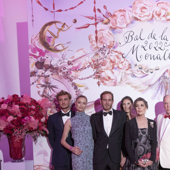 Pierre Casiraghi, Beatrice Borromeo (robe longue en soie brodée bleu Dior), Andrea Casiraghi, Tatiana Santo Domingo, La princesse Caroline de Hanovre, le prince Albert II de Monaco, Christian Louboutin (directeur artistique du bal 2022 avec le thème Les années 20, le retour), Charlotte Casiraghi, Dimitri Rassam et la princesse Alexandra de Hanovre, Ben Sylvester Strautmann lors du Bal de la Rose 2022 au Sporting Club de Monaco en faveur de la Fondation Princesse Grace le 8 juillet 2022. La princesse Caroline, fille aînée de la défunte princesse Grace, en est la présidente. Le Bal de la Rose, créé par la princesse Grace de Monaco en 1954, fait son grand retour en 2022, après deux ans d'absence en raison de la crise sanitaire. Il se déroule toujours au mois de mars mais l'édition 2022 a été reportée au 8 juillet en raison des conditions sanitaires. © Cyril Moreau / Pool Monaco / Bestimage 
