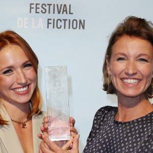 Exclusif - Alexandra Lamy remporte le grand prix du téléfilm du Festival de La Rochelle avec "Touchée" dans lequel sa fille Chloé Jouannet interprète le premier rôle en Press Room lors de la cérémonie de clôture de la 24ème édition du Festival de la Fiction TV de La Rochelle, France, le 17 septembre 2022. © Patrick Bernard/Bestimage ` 