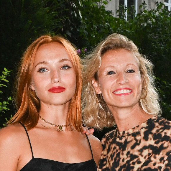 Chloé Jouannet et sa mère Alexandra Lamy - 1er Cocktail des nommés du Festival de la fiction de La Rochelle dans l'hôtel particulier de la SACD à Paris le 1er septembre 2022. © Coadic Guirec/Bestimage