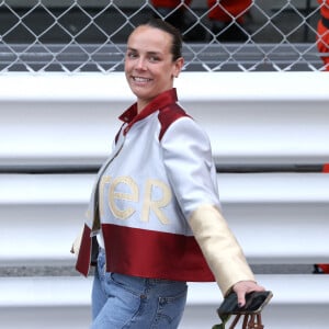 Après avoir marqué les esprits en mai en dévoilant quelques images de shooting, elle a de nouveau conquis les foules en publiant de nouveaux clichés !
Pauline Ducruet - Le prince Albert II de Monaco remet le trophée de la course en série G avec la famille de Ayrton Senna lors du 14ème Grand Prix de Monaco Historique le 12 mai 2024. © Claudia Albuquerque / Bestimage 