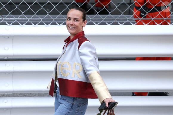 Après avoir marqué les esprits en mai en dévoilant quelques images de shooting, elle a de nouveau conquis les foules en publiant de nouveaux clichés !
Pauline Ducruet - Le prince Albert II de Monaco remet le trophée de la course en série G avec la famille de Ayrton Senna lors du 14ème Grand Prix de Monaco Historique le 12 mai 2024. © Claudia Albuquerque / Bestimage 