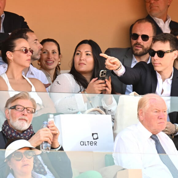 Son frère Louis et son épouse Marie ont de nouveau accepté de jouer les mannequins !
Pauline Ducruet, Marie et Louis Ducruet lors de la finale du Rolex Masters 1000 de Monte-Carlo à Roquebrune-Cap-Martin le 14 avril 2024. © Bruno Bebert / Bestimage 