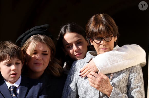 La princesse Stéphanie de Monaco et ses filles, Pauline Ducruet, Camille Gottlieb, Raphael Elmaleh - La famille princière de Monaco au balcon du palais, à l'occasion de la Fête Nationale de Monaco. Le 19 novembre 2023 © Dominique Jacovides-Bruno Bebert / Bestimage 